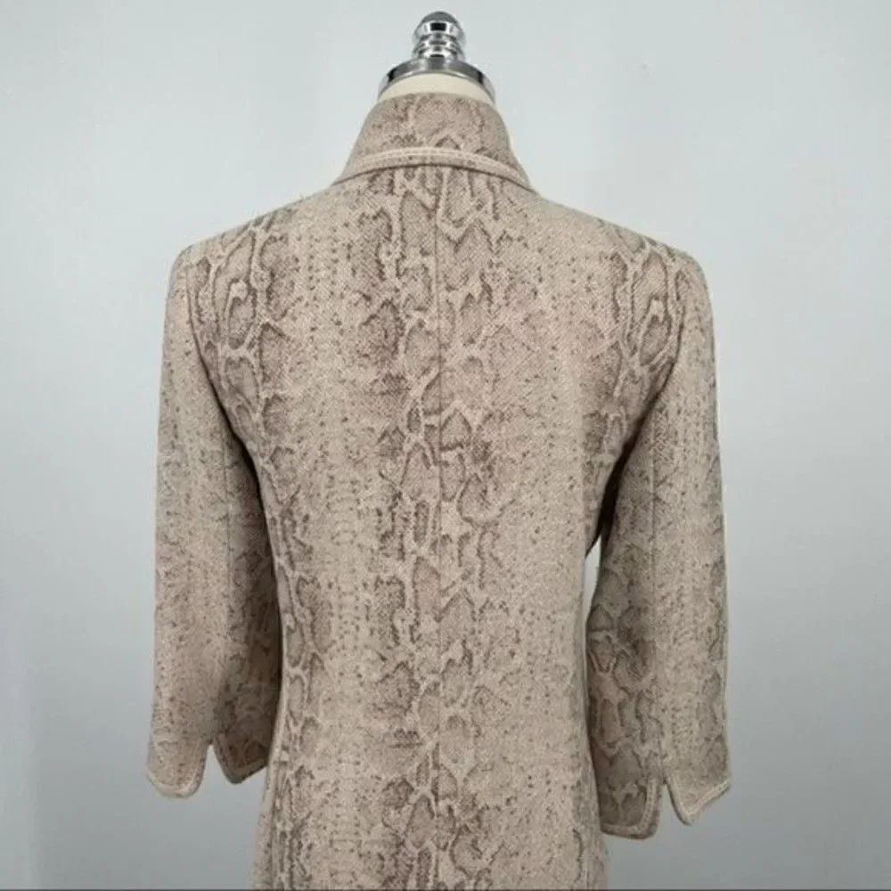 Tahari snakeskin print coat size Medium BoxS 3/4 sleeves medium length